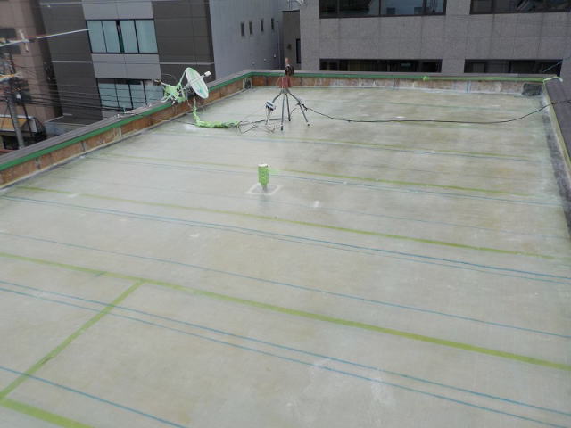 15-1.屋上ＦＲＰ樹脂材2層目塗布.jpg