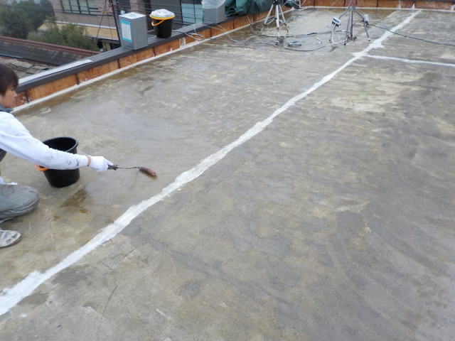 5-1.屋上プライマー材塗布1.jpg