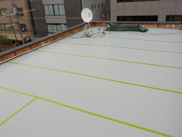 7-2.屋上通気緩衝シート貼り6.jpg